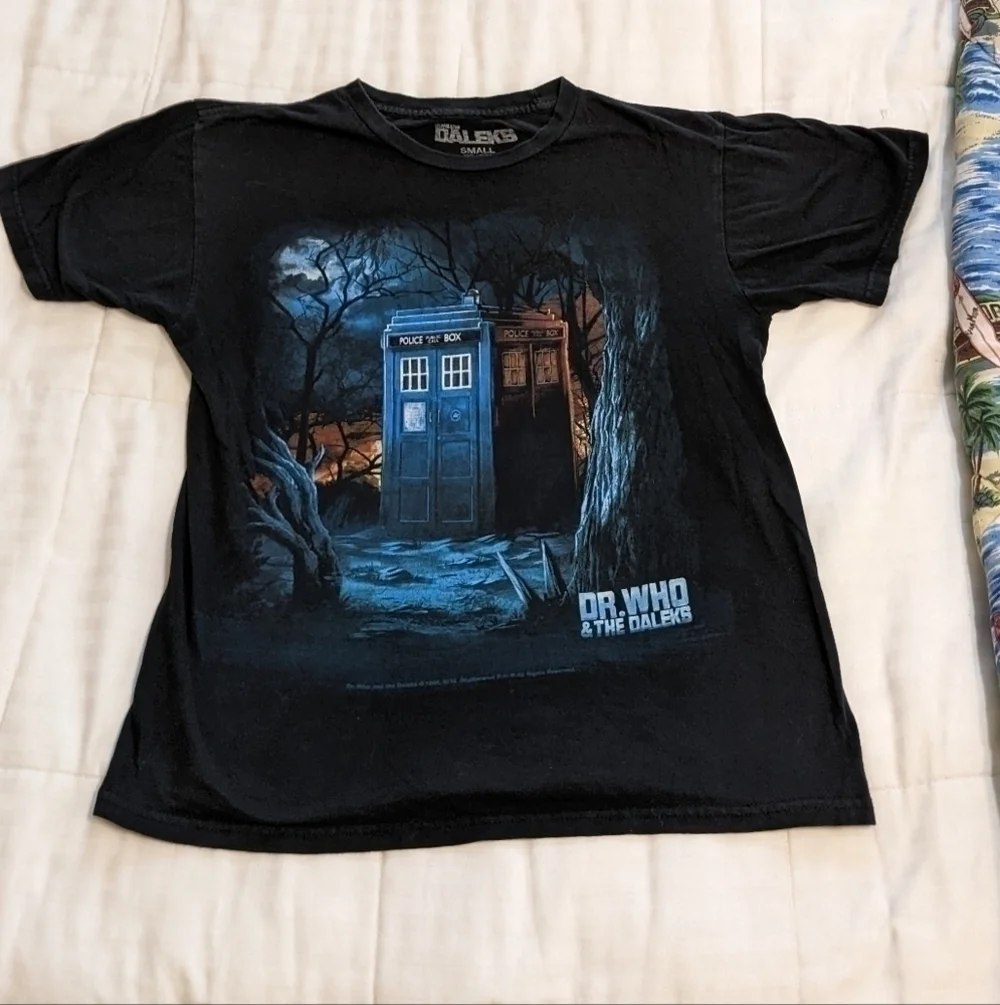 𝅺dr. Who & the Daleks graphic tee size small